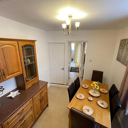 Beanies Lornestreet Four Bed House Apartamento Swindon Exterior foto