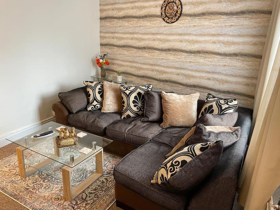 Beanies Lornestreet Four Bed House Apartamento Swindon Exterior foto