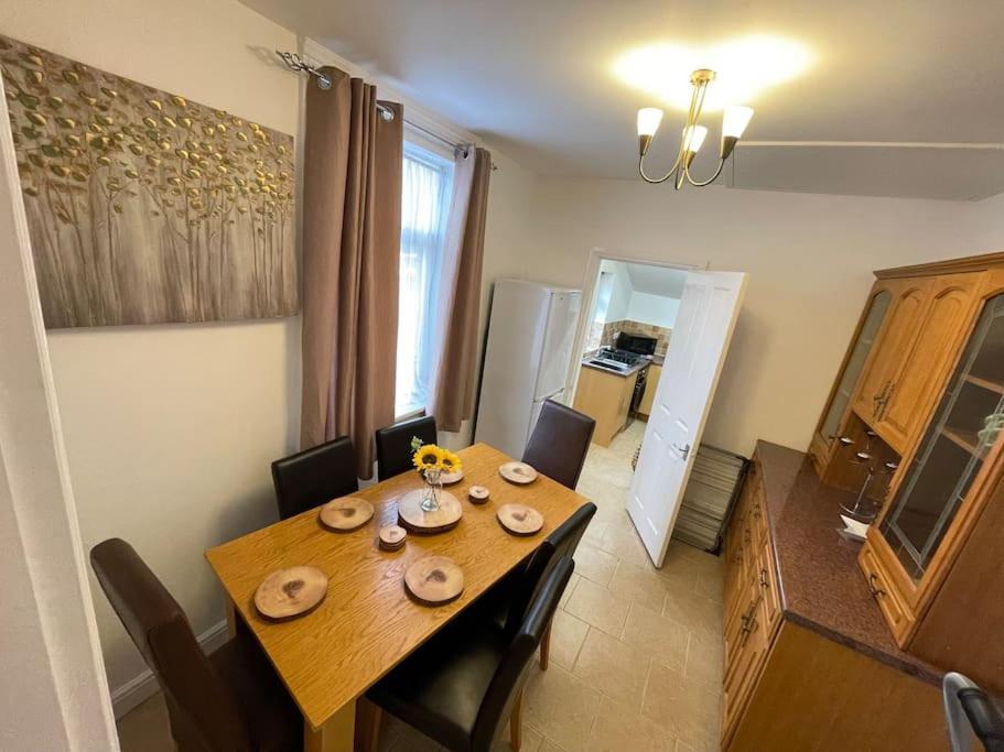 Beanies Lornestreet Four Bed House Apartamento Swindon Exterior foto