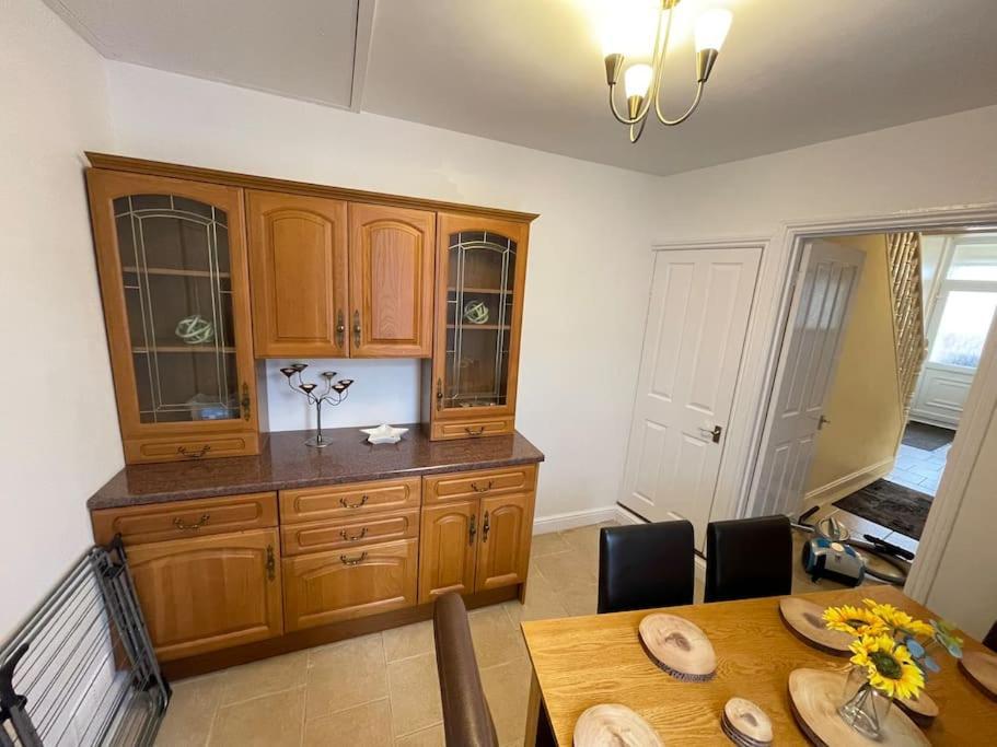 Beanies Lornestreet Four Bed House Apartamento Swindon Exterior foto