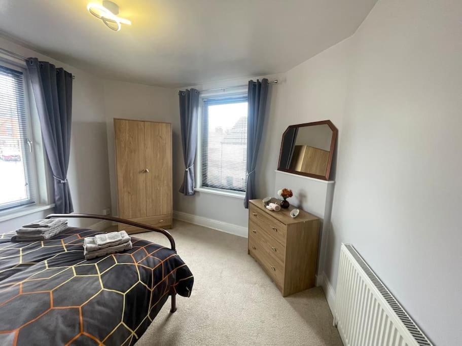 Beanies Lornestreet Four Bed House Apartamento Swindon Exterior foto