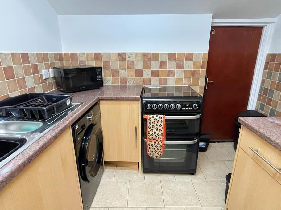 Beanies Lornestreet Four Bed House Apartamento Swindon Exterior foto