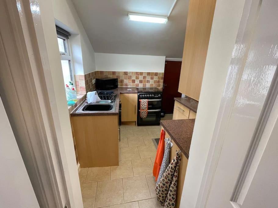 Beanies Lornestreet Four Bed House Apartamento Swindon Exterior foto