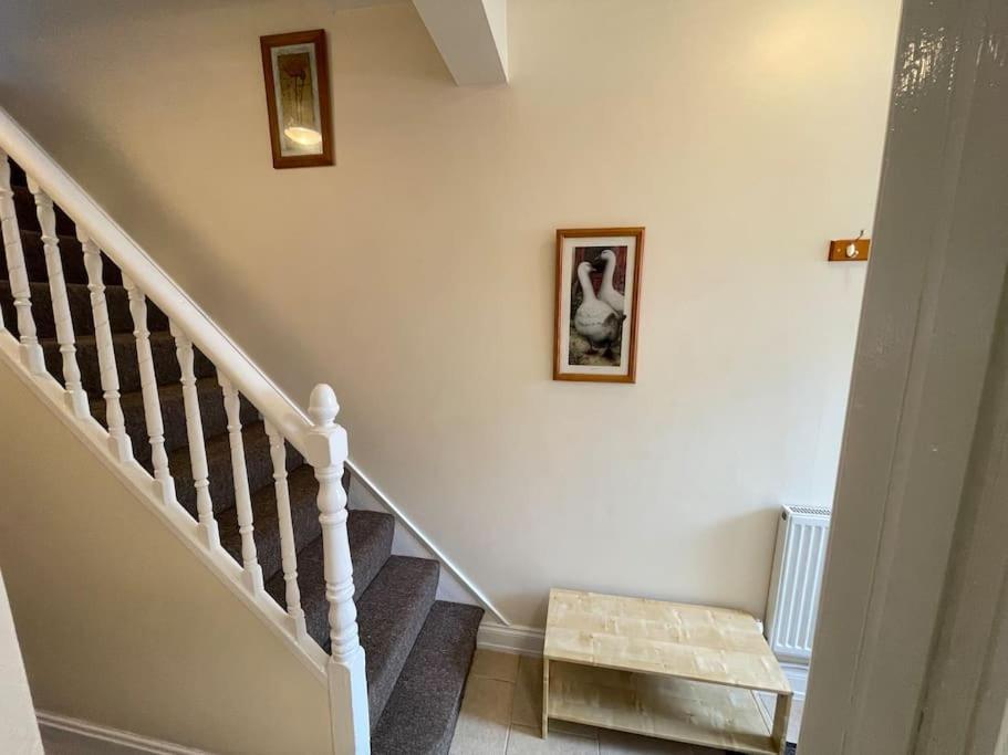 Beanies Lornestreet Four Bed House Apartamento Swindon Exterior foto