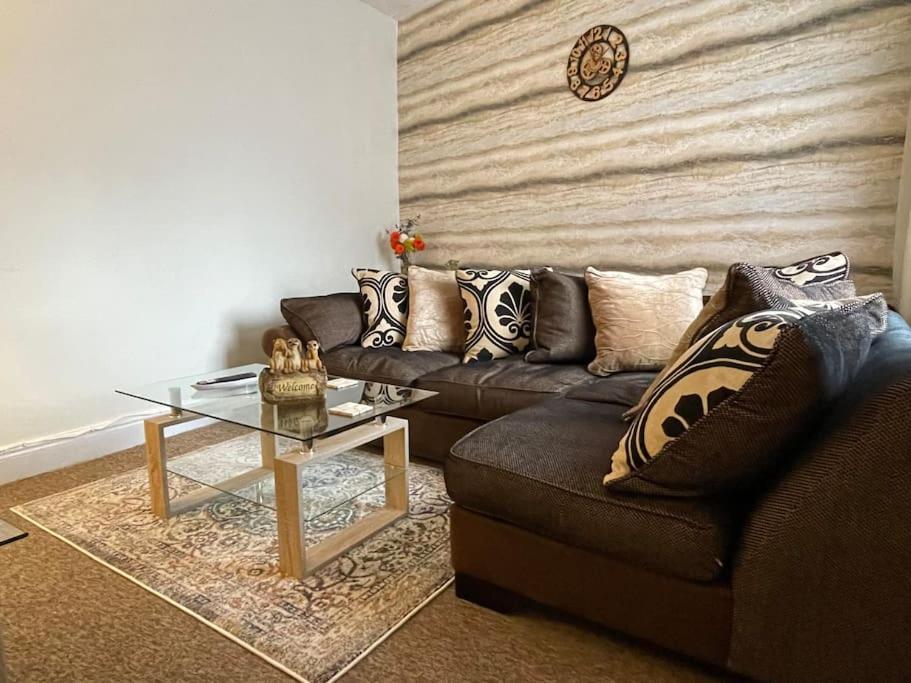 Beanies Lornestreet Four Bed House Apartamento Swindon Exterior foto