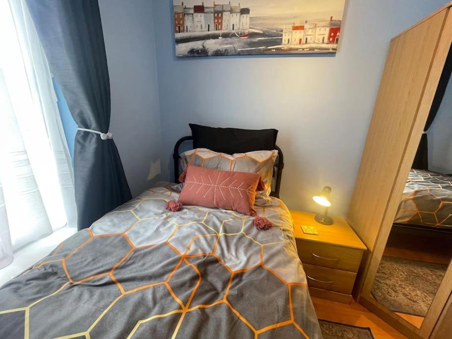 Beanies Lornestreet Four Bed House Apartamento Swindon Exterior foto