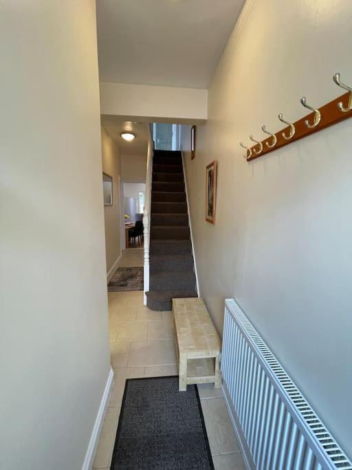 Beanies Lornestreet Four Bed House Apartamento Swindon Exterior foto