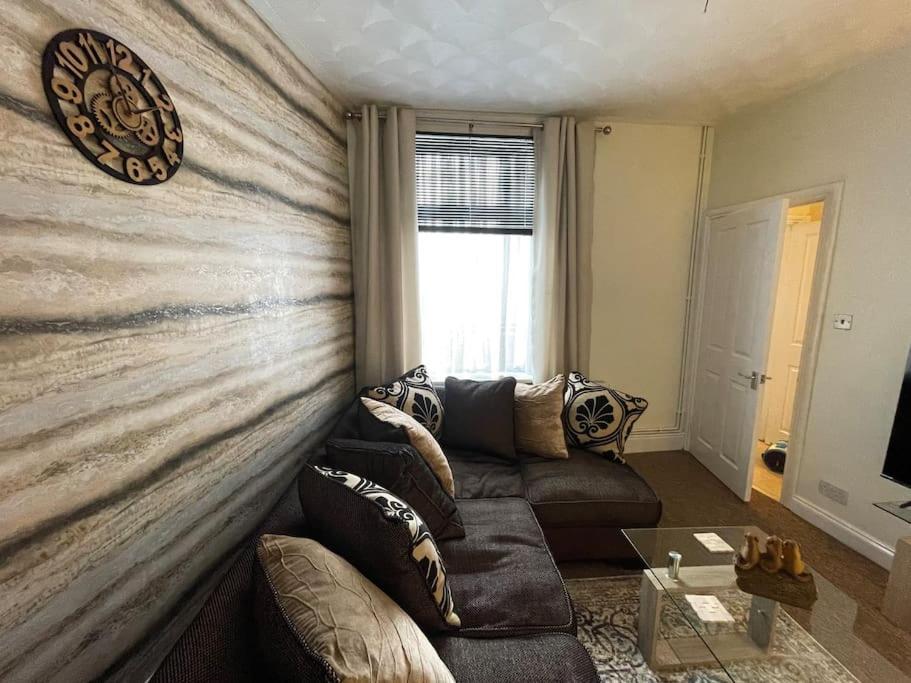 Beanies Lornestreet Four Bed House Apartamento Swindon Exterior foto