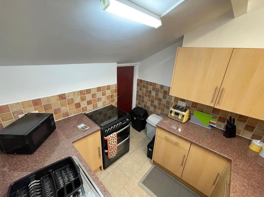 Beanies Lornestreet Four Bed House Apartamento Swindon Exterior foto