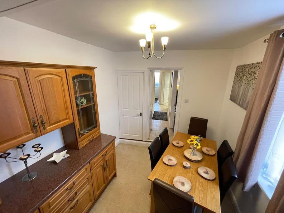 Beanies Lornestreet Four Bed House Apartamento Swindon Exterior foto