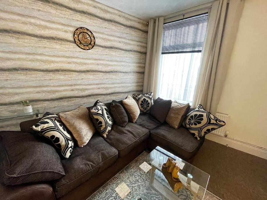 Beanies Lornestreet Four Bed House Apartamento Swindon Exterior foto