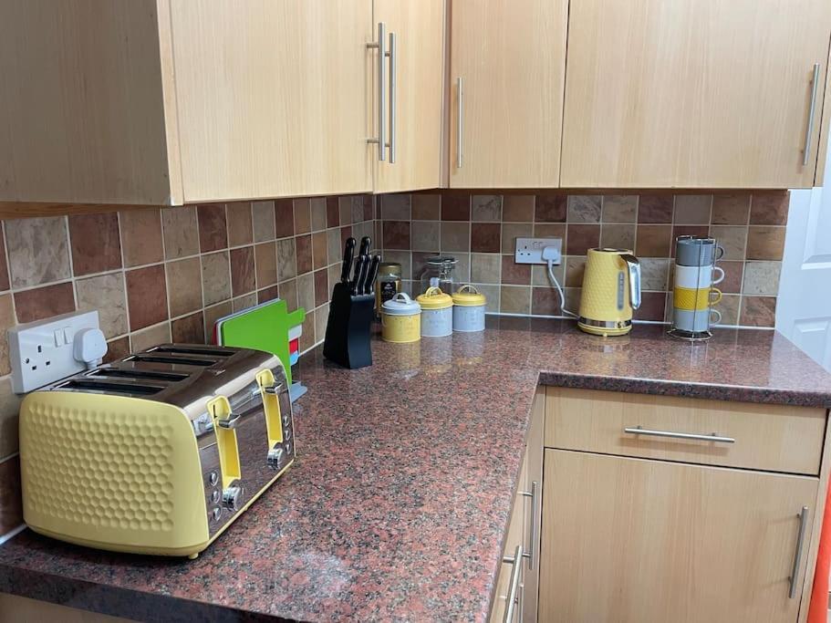Beanies Lornestreet Four Bed House Apartamento Swindon Exterior foto