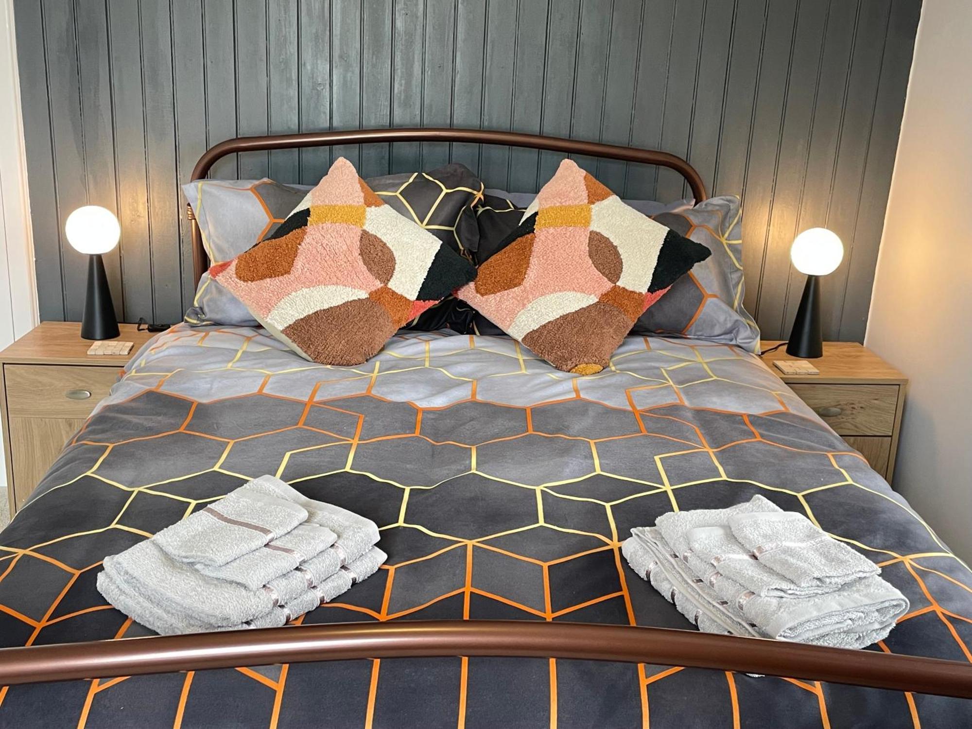Beanies Lornestreet Four Bed House Apartamento Swindon Exterior foto