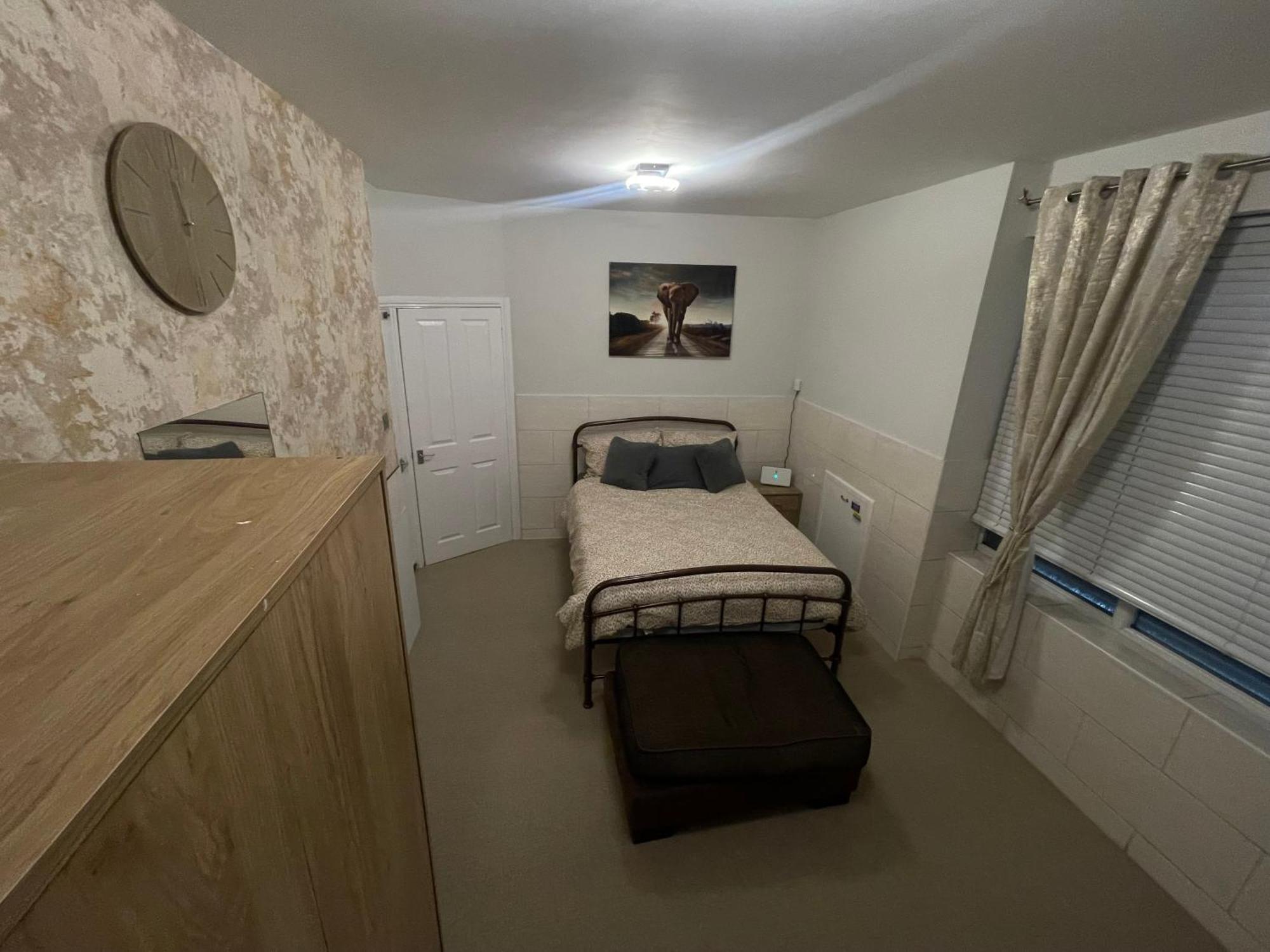 Beanies Lornestreet Four Bed House Apartamento Swindon Exterior foto