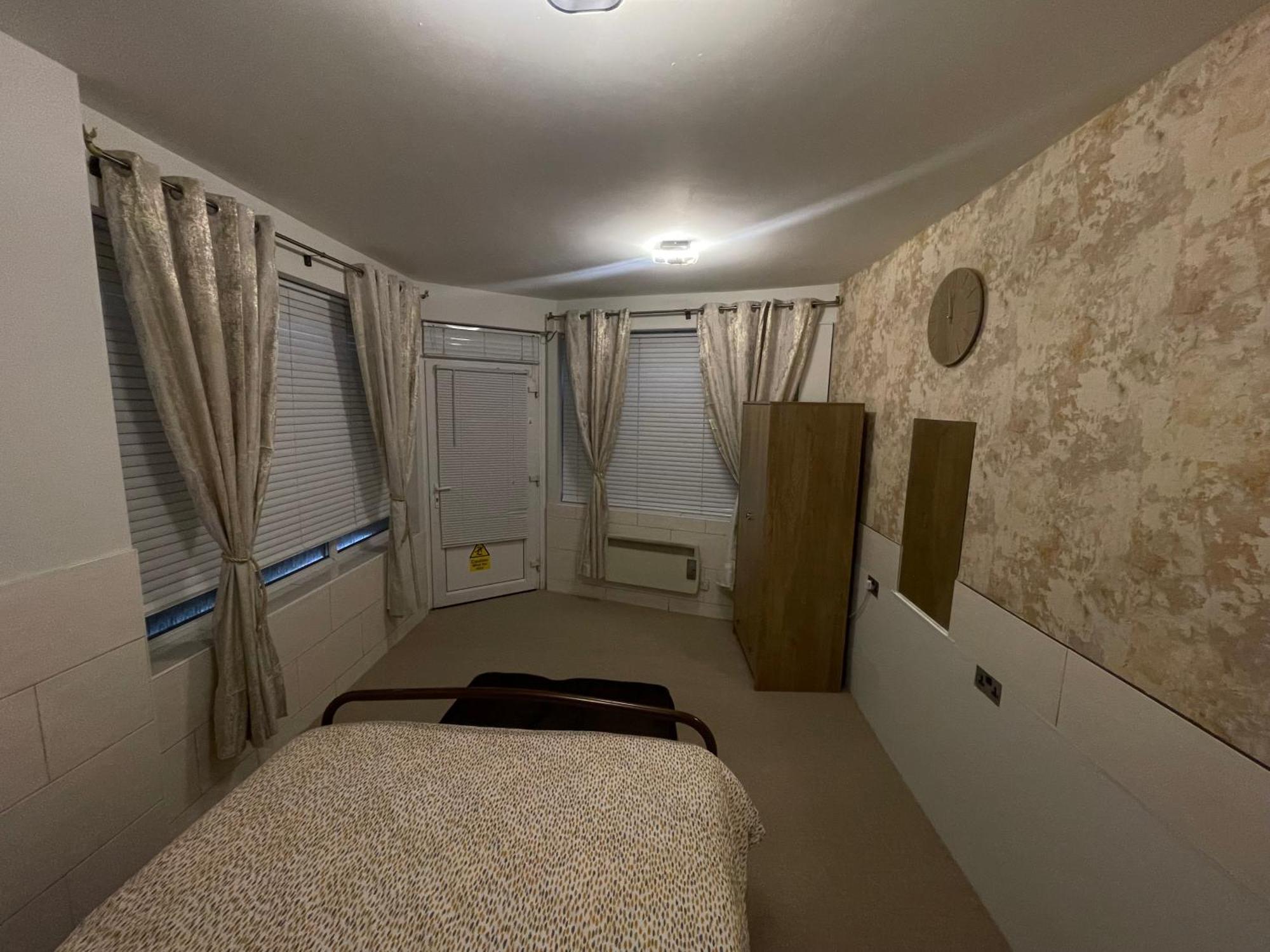 Beanies Lornestreet Four Bed House Apartamento Swindon Exterior foto