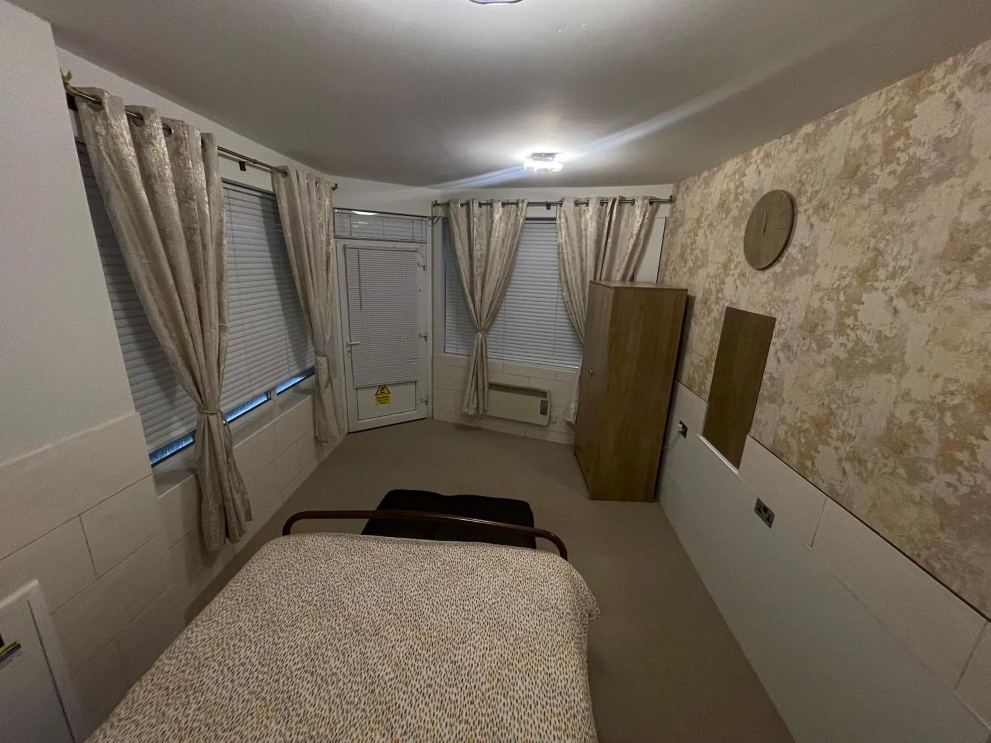 Beanies Lornestreet Four Bed House Apartamento Swindon Exterior foto