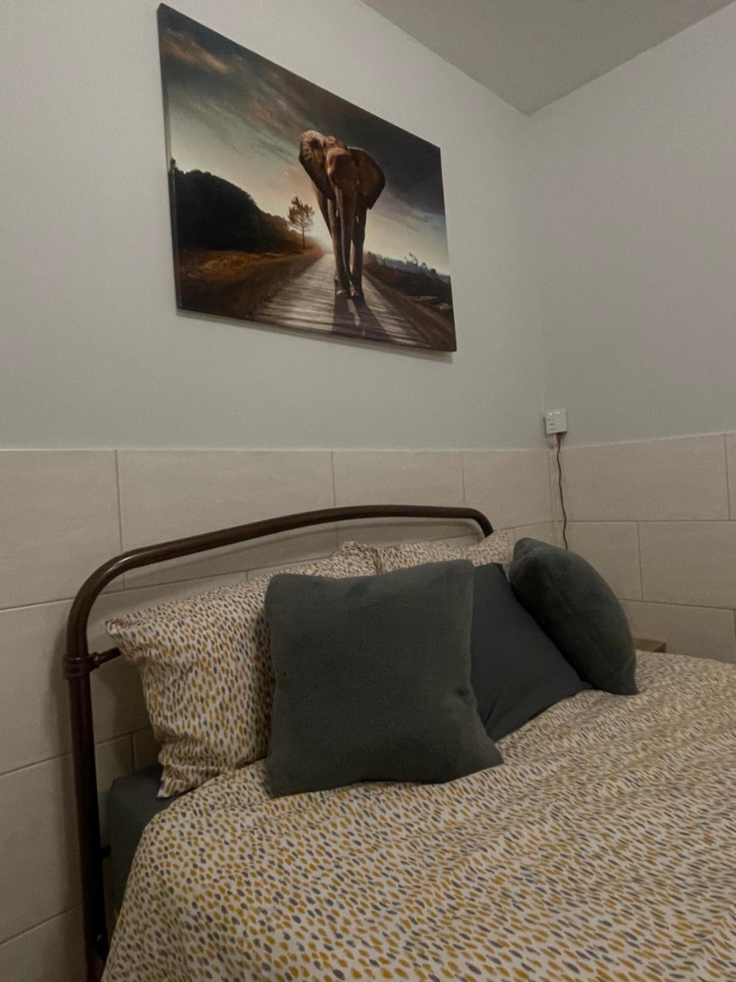 Beanies Lornestreet Four Bed House Apartamento Swindon Exterior foto