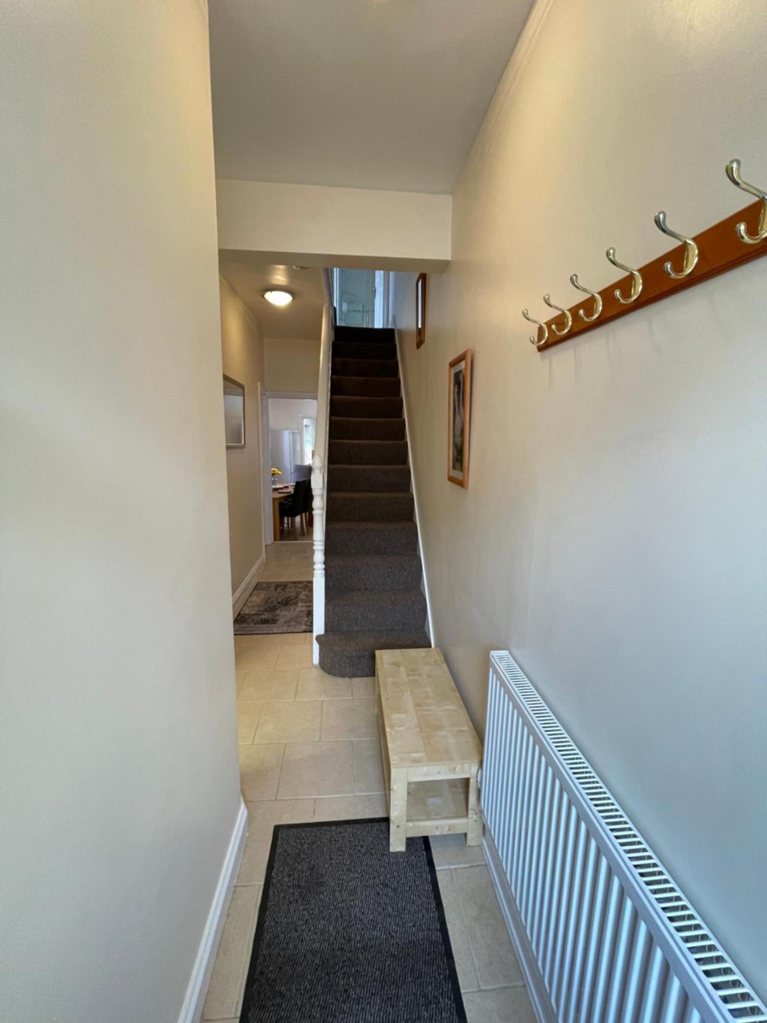 Beanies Lornestreet Four Bed House Apartamento Swindon Exterior foto