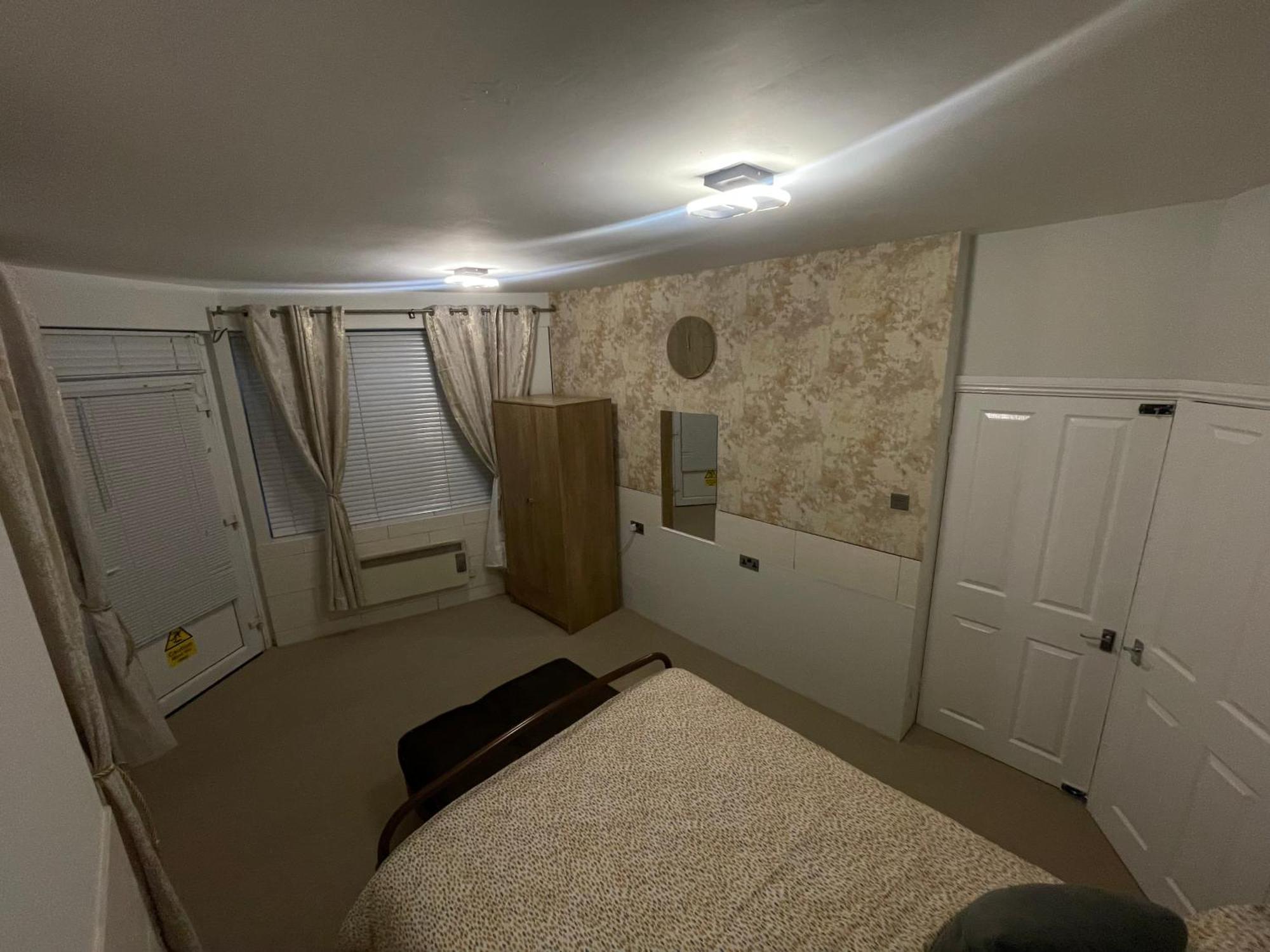 Beanies Lornestreet Four Bed House Apartamento Swindon Exterior foto