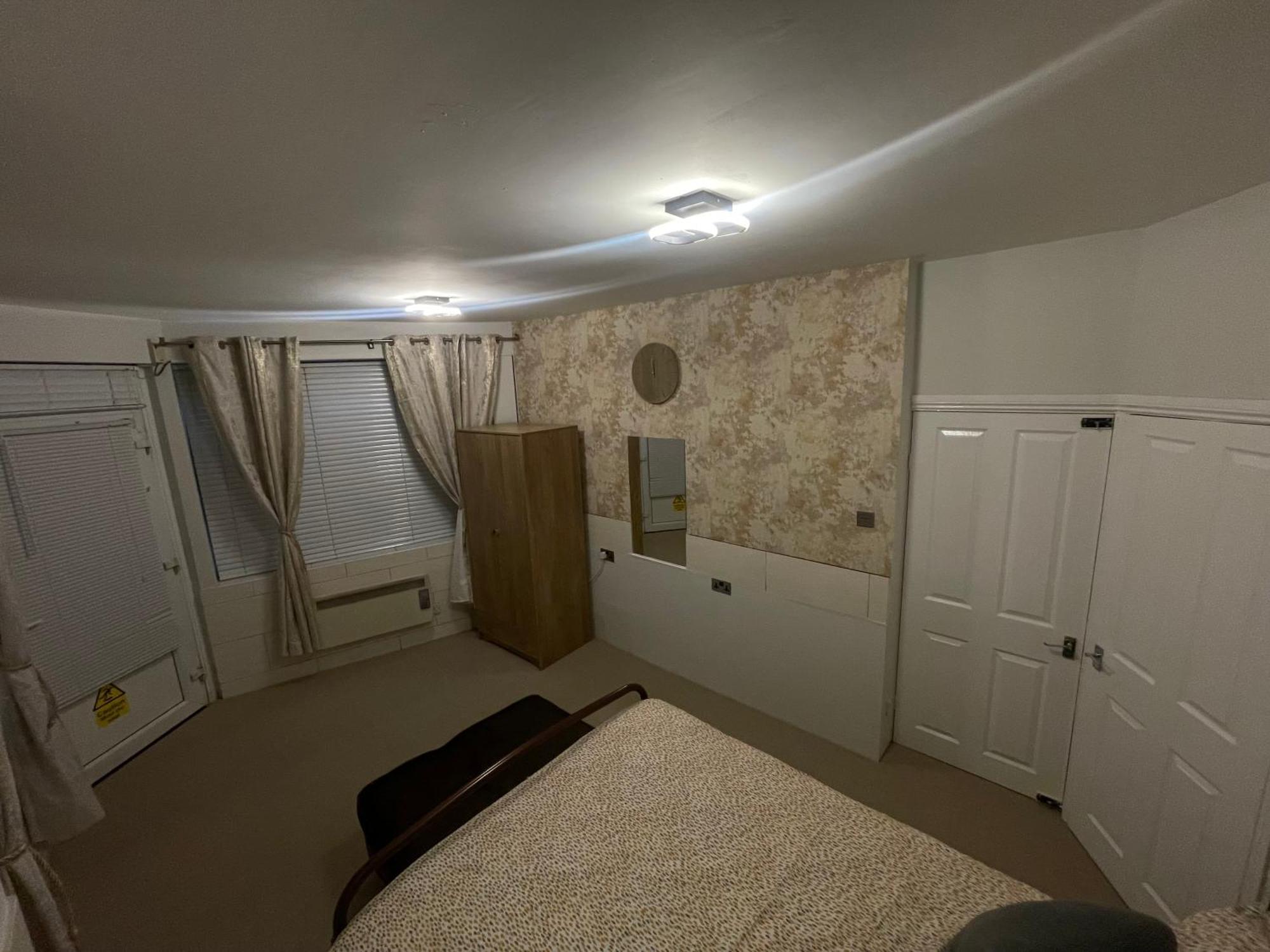 Beanies Lornestreet Four Bed House Apartamento Swindon Exterior foto