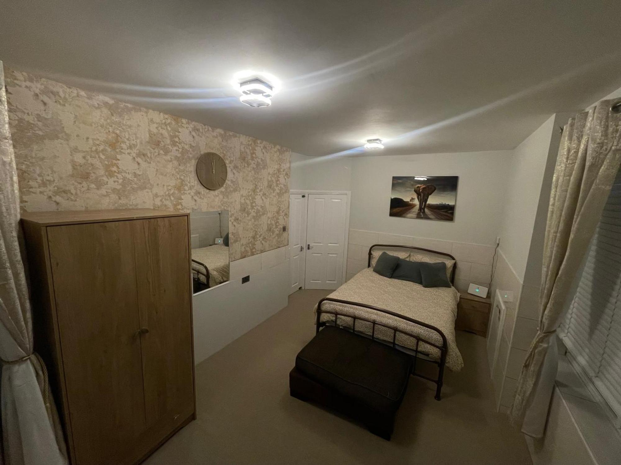 Beanies Lornestreet Four Bed House Apartamento Swindon Exterior foto