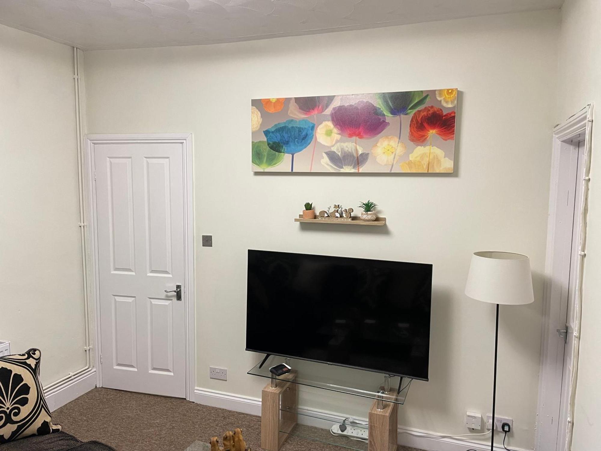 Beanies Lornestreet Four Bed House Apartamento Swindon Exterior foto