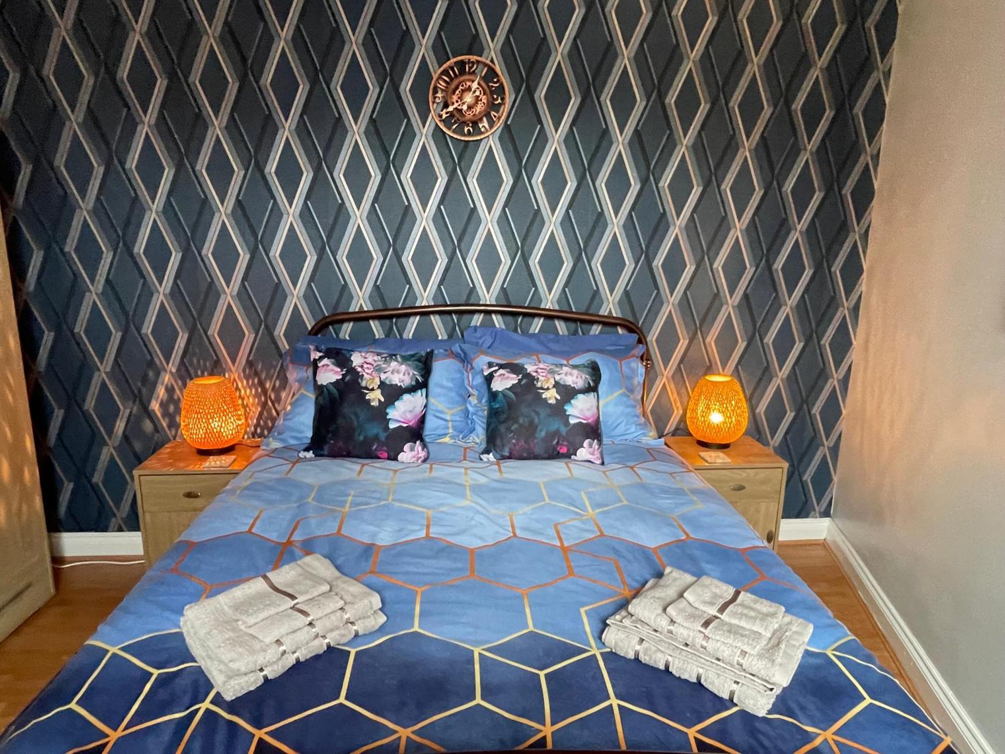 Beanies Lornestreet Four Bed House Apartamento Swindon Exterior foto