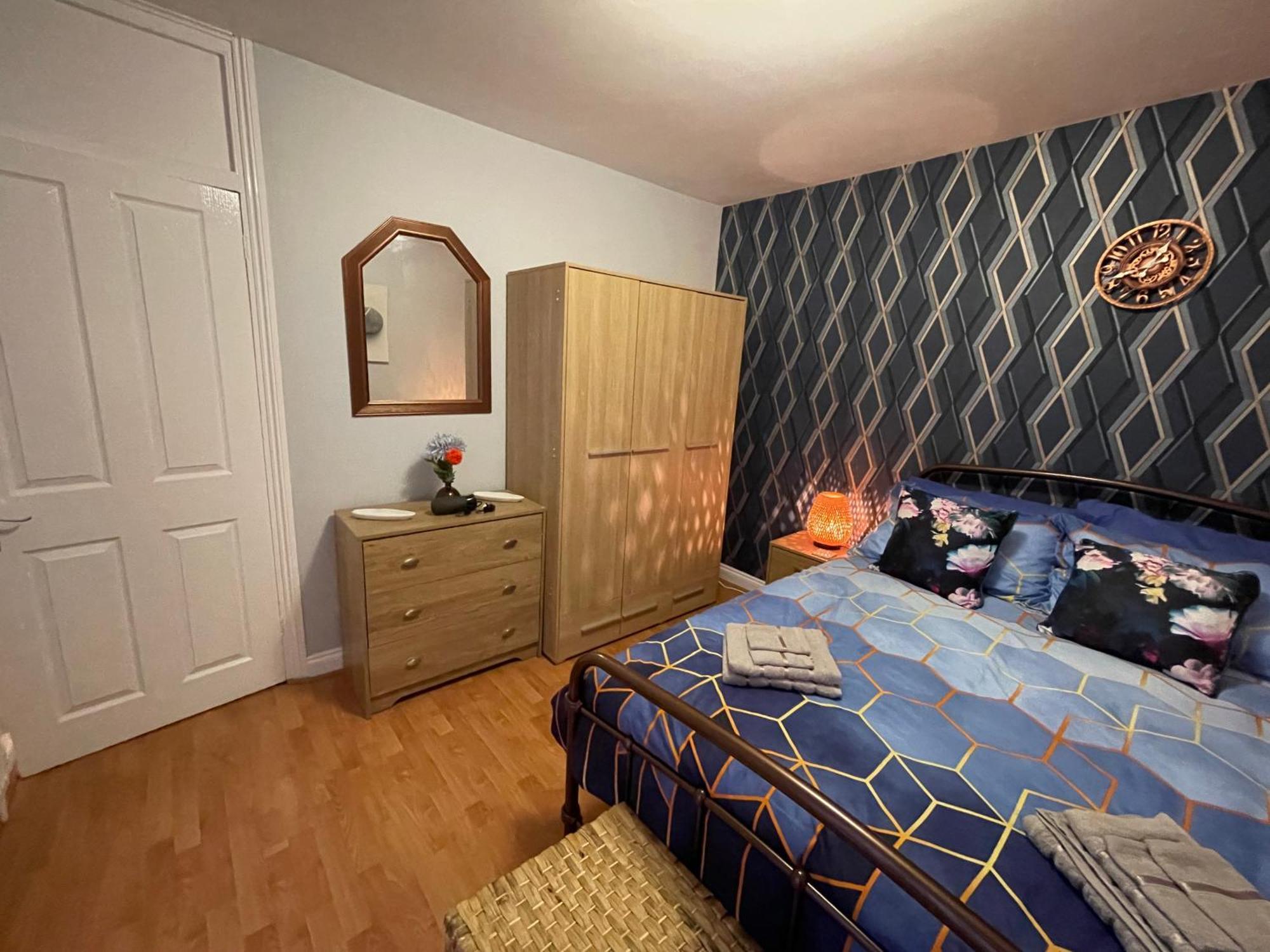 Beanies Lornestreet Four Bed House Apartamento Swindon Exterior foto