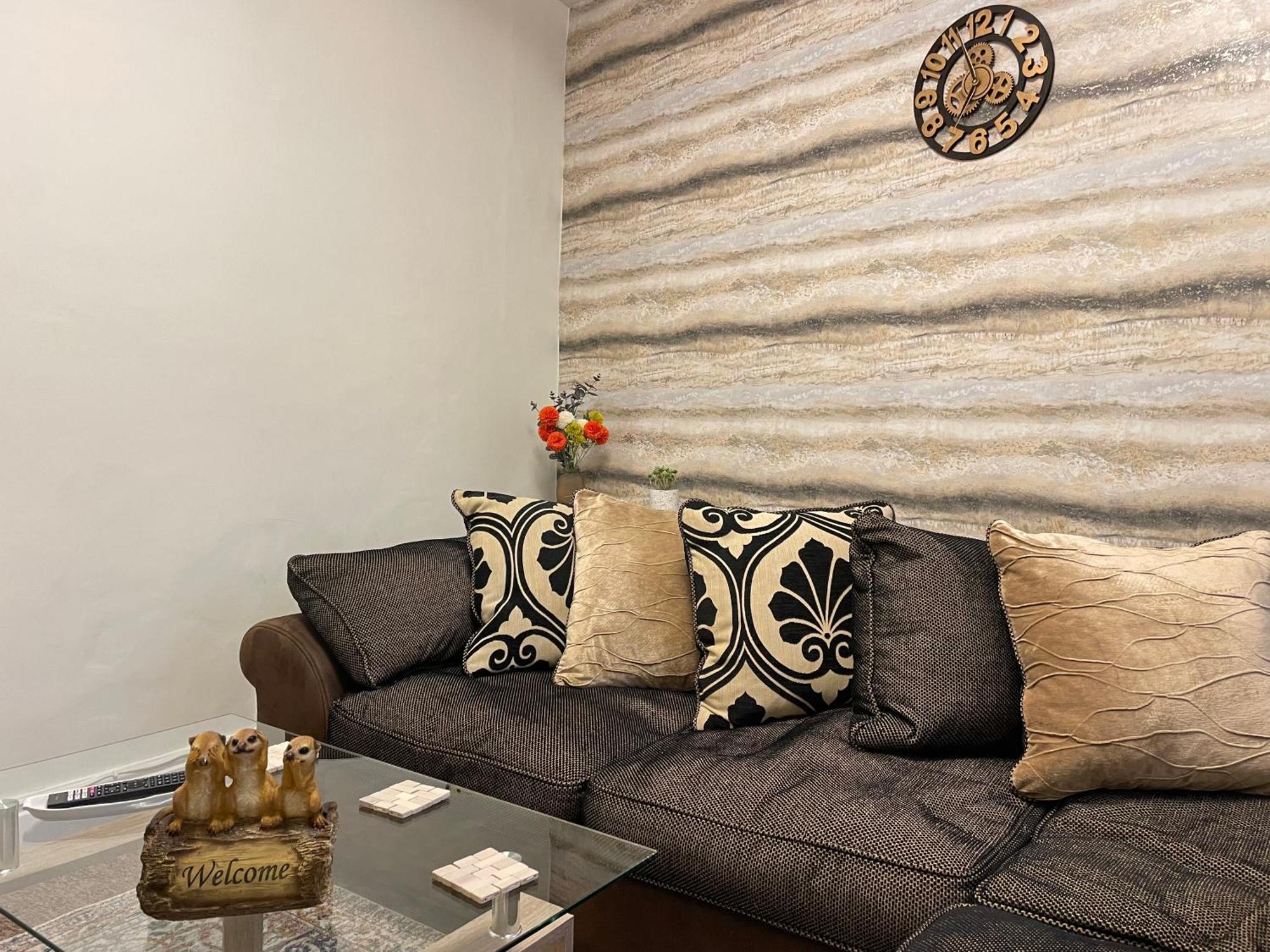 Beanies Lornestreet Four Bed House Apartamento Swindon Exterior foto