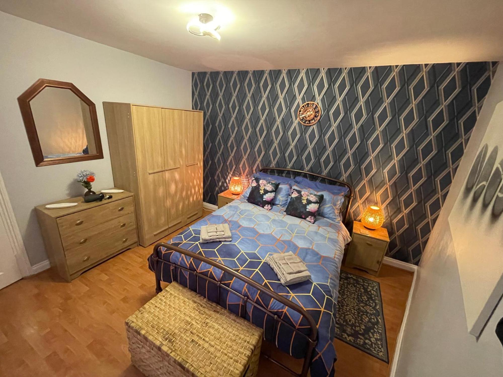 Beanies Lornestreet Four Bed House Apartamento Swindon Exterior foto