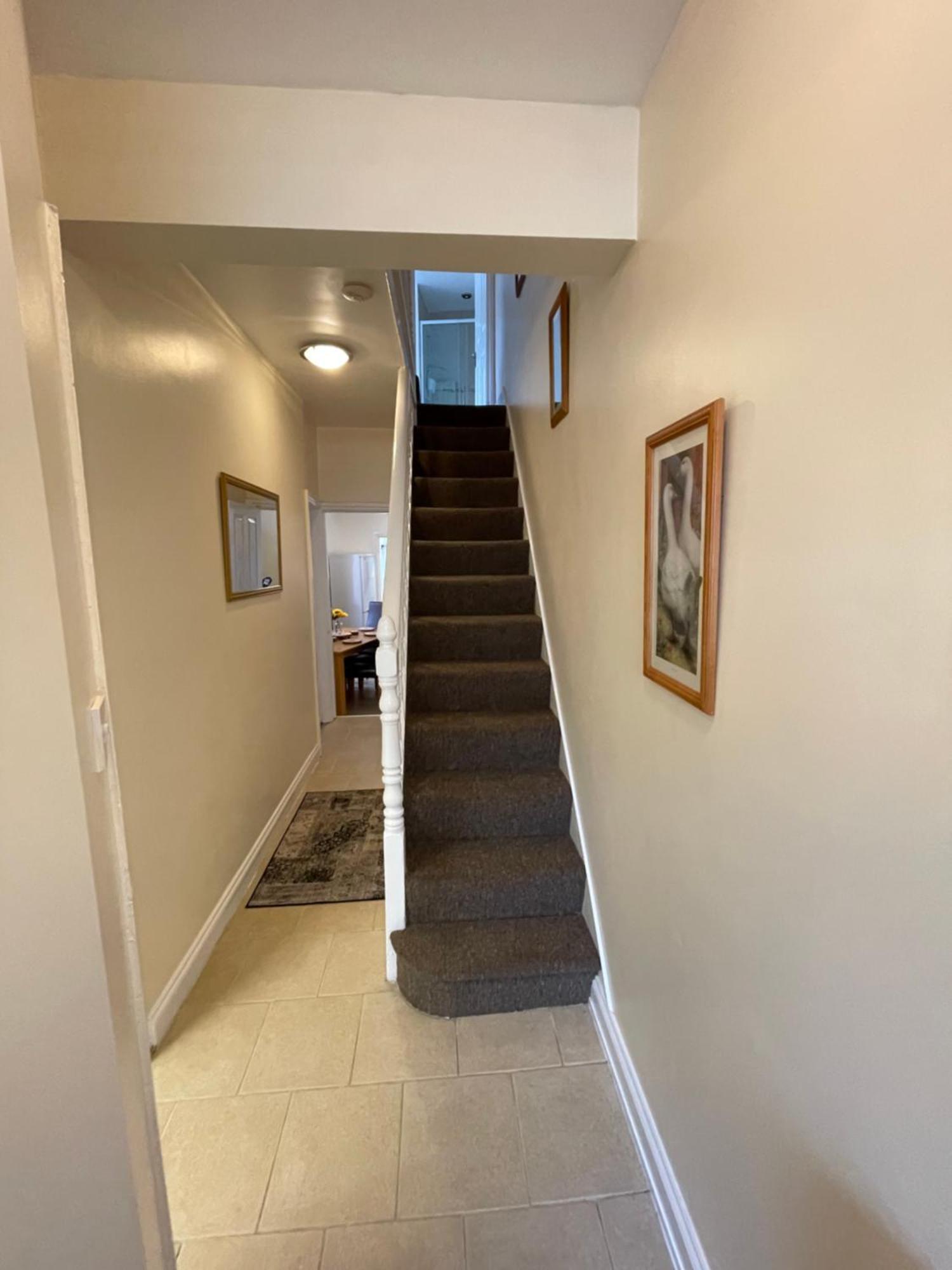 Beanies Lornestreet Four Bed House Apartamento Swindon Exterior foto