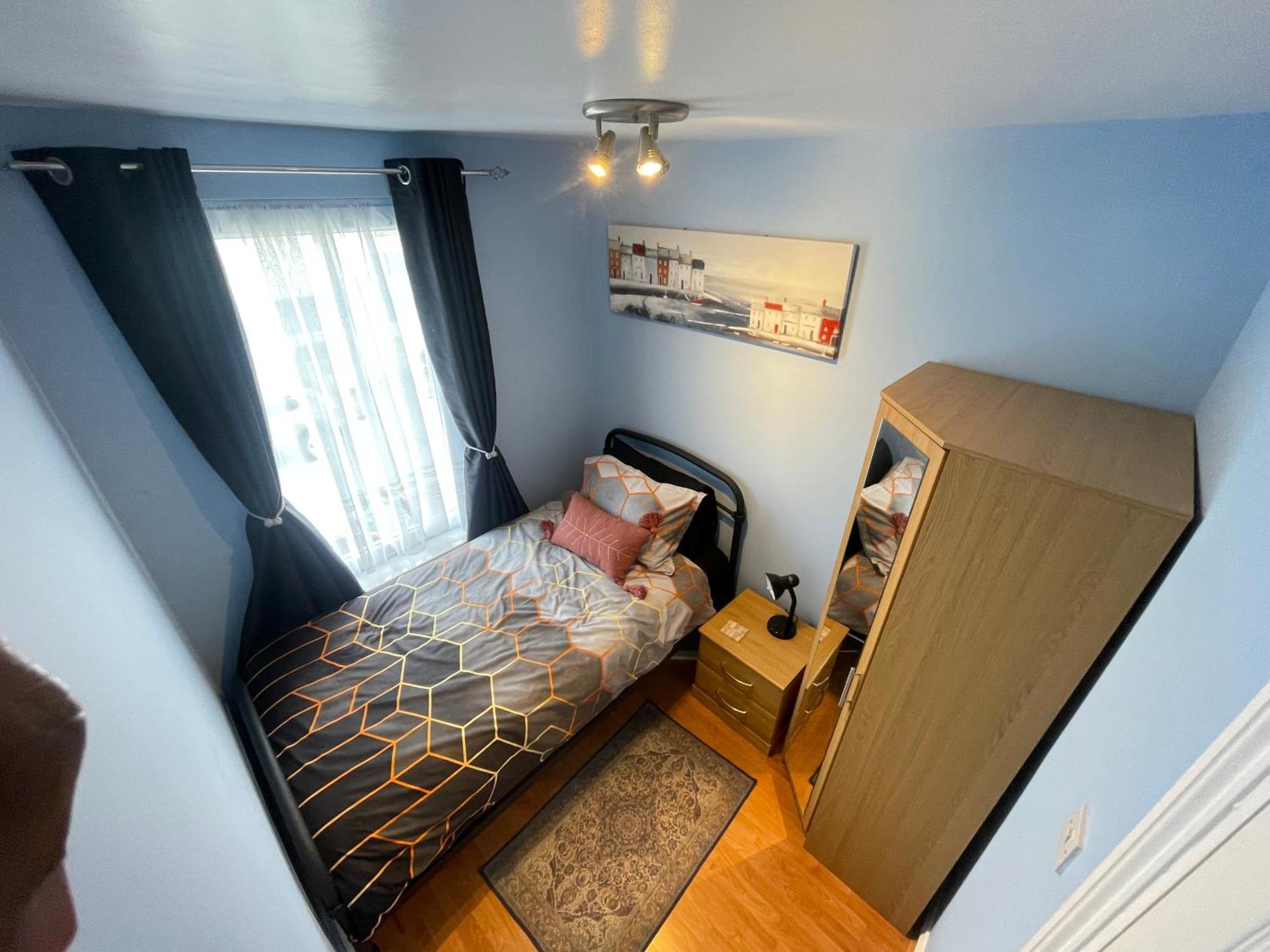 Beanies Lornestreet Four Bed House Apartamento Swindon Exterior foto