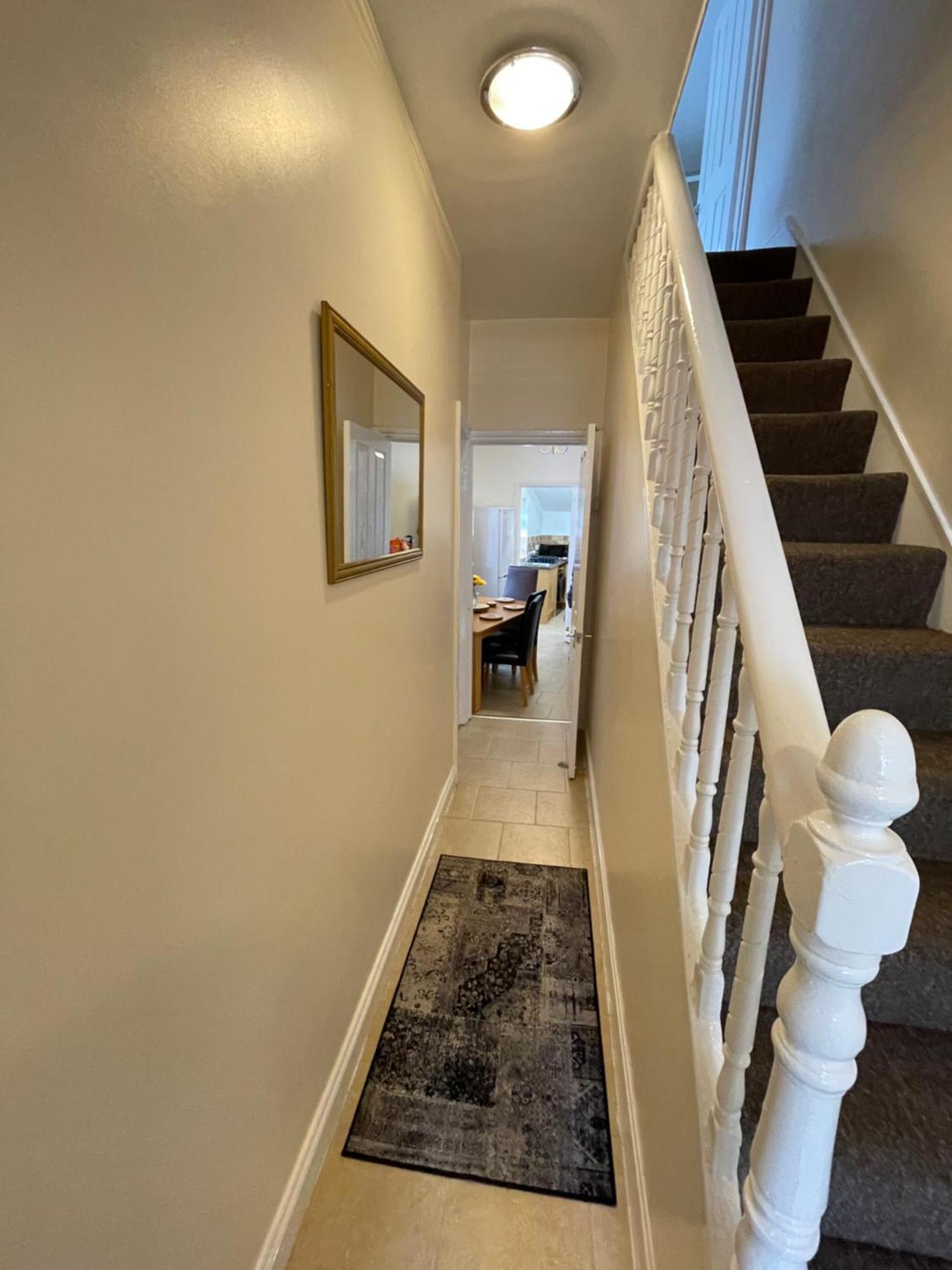 Beanies Lornestreet Four Bed House Apartamento Swindon Exterior foto